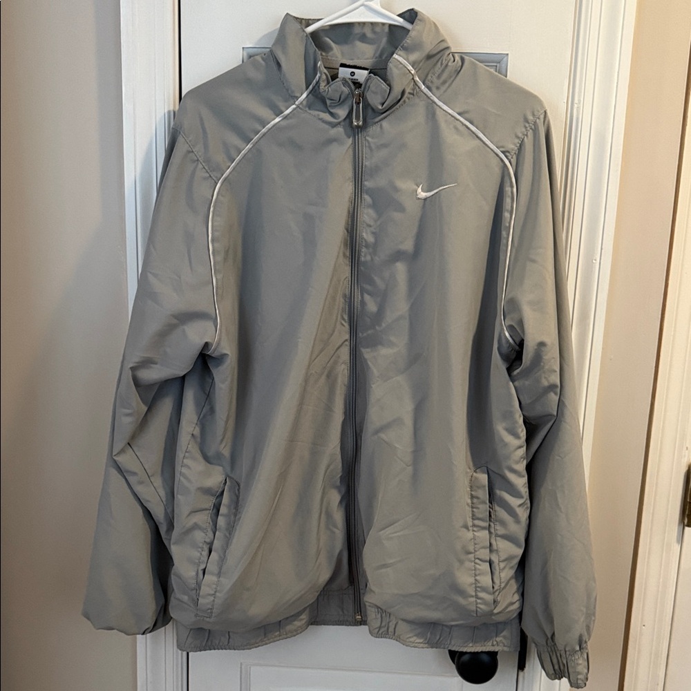 Nike Men's Light Gray Windbreaker